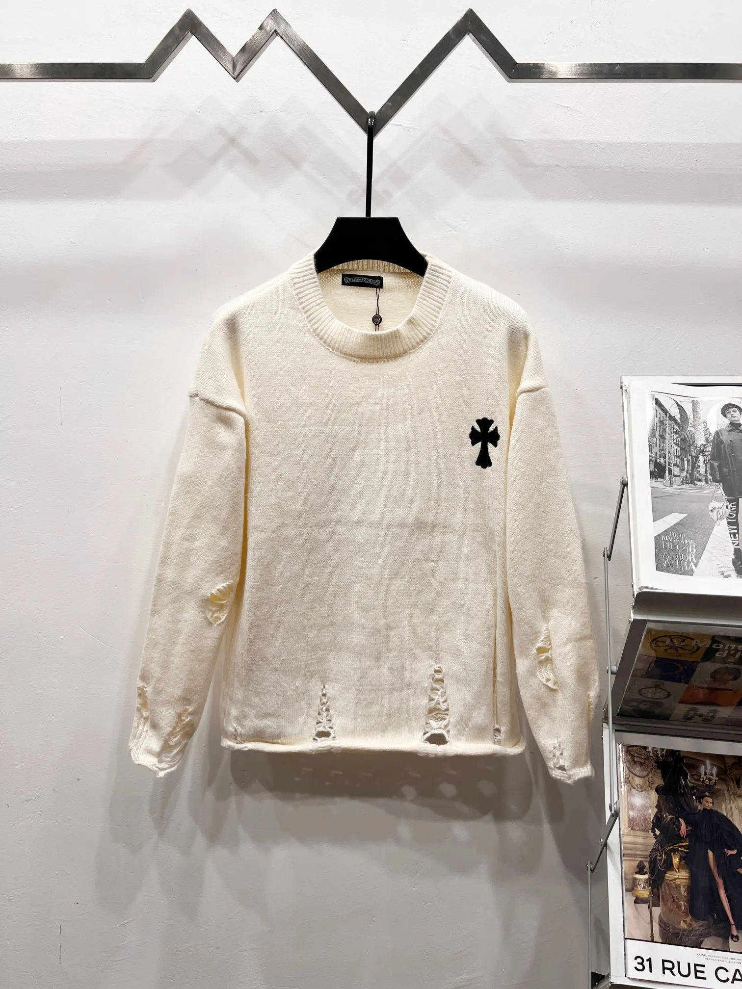 P240 High quality, model number: (Q063) Chrome Hearts CH Chrome Hearts patchwork cross hole knitted sweater pullover. The popular style is the same for men and women. It is matched with black and white. It looks great in real life. It looks good on the upper body. It looks good in daily wear. It is even more photogenic. It’s hard not to buy it. Buy it for me!!! Believe me, no one can refuse such a captain style Chrome Hearts jacket. The fit has been expanded based on the old version. The upper body is loose and stylish. Casual design with an expanded hem. Fat people are extremely slim. Thin people have a limited height. Ten thousand yuan ZP printing. 1:1 perfect restoration. Looks good when worn alone. Can be easily controlled by both men and women. If you care more about quality, you must also respect the price. It is completely different from the thin transparent bottoms on the market that pill when worn. If the style makes you shine at a glance, then quality is what you should pay more attention to. We focus on quality rather than price. Customers who have received my products all know it. ️️️ Sweaters on the market are generally made of bract core yarn. We use modal. The advantages over core-spun yarn are very intuitive: high cost, high price, high density, relatively expensive for developers, and let us make a lot less money. In addition, it is delicate, has no scum on the upper body, resists pilling, and is high-end. We are conscientious sellers and do not use core-spun yarn. Apart from being cheap, core-spun yarn is really useless. It shrinks, pills, hooks, and makes people pierced. He is proficient in everything. It is 2024. Who doesn’t want to look decent when they go out? Quality determines the upper body effect. No matter how bad the quality, the best style is still the temperament of the urban-rural fringe. We only do long-term business. Quality determines character. Take it back and wear it with confidence and wash it. The quality of the pattern will definitely make your eyes shine. We only make the right version of high quality. We make high-end hard goods. Reject junk goods and reject fast food. Conscientious quality and conscientious price. You deserve it!  Color: Black White Gray Red Size: S M L